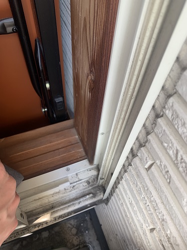 福山市でカバー工法を用いた窓リフォーム工事にLIXI『リプラス』調査時掃き出し部分サッシ下部